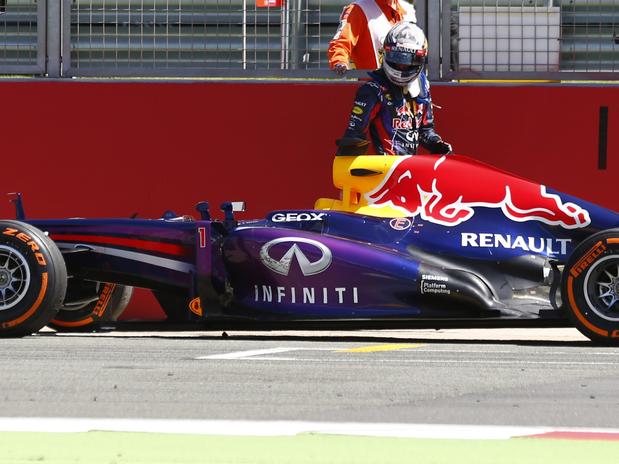 Vettel ficou pelo caminho com problema no câmbio, mas segue na liderança do campeonato.