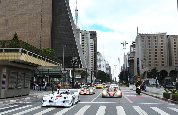 Os carros da WEC na Avenida Paulista, para promover o evento.