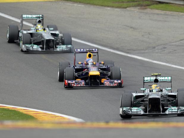 Última foto de Hamilton a frente de Vettel, na primeira descida de Eau Rouge.
