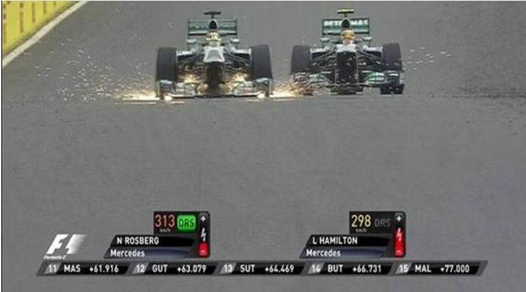 Rosberg passa Hamilton, literalmente esmerilhando.