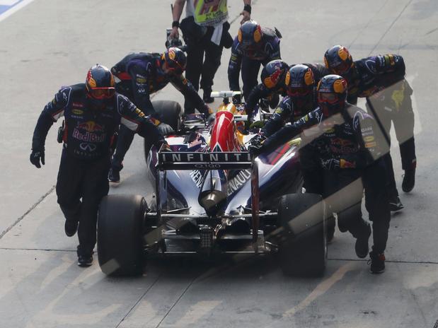 Uma mãozinha para Ricciardo no pitlane.