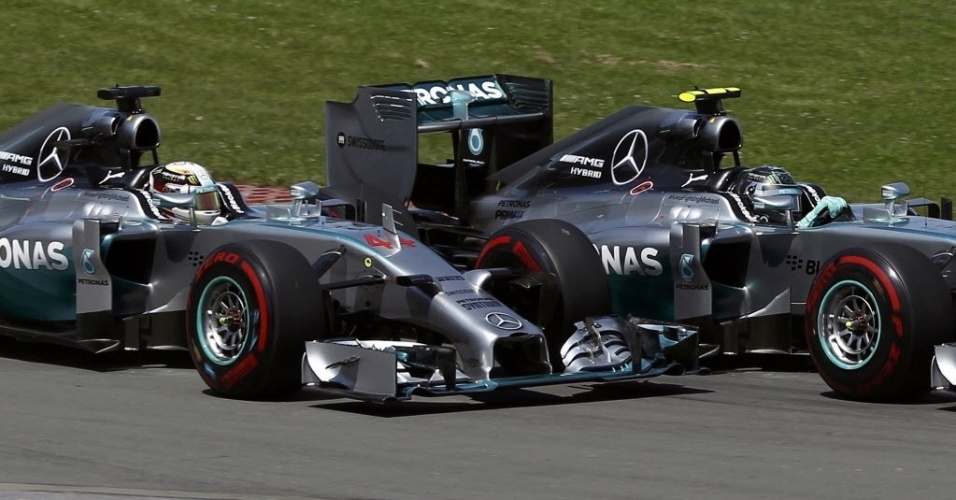 Rosberg no comando, com direito a um chega pra lá em Hamilton.