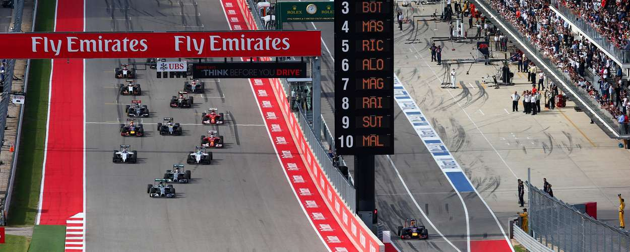 Rosberg segura Hamilton e Massa avança sobre Bottas. Começou assim.