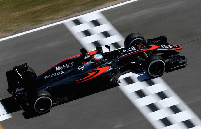 Mais escura, a McLaren parecia melhor, mas a coisa parece ter ficado mais preta mesmo.