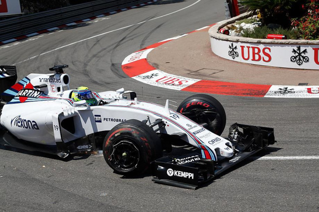 Esmerilhou! Olha o estado da roda do Massa ainda na primeira volta.
