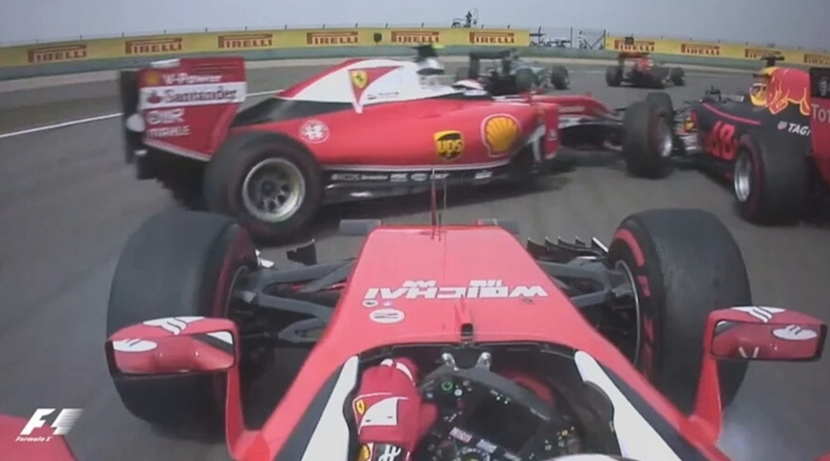 Vettel assustado batendo em Raikkonen e deixando a direita livre para Kvyat.