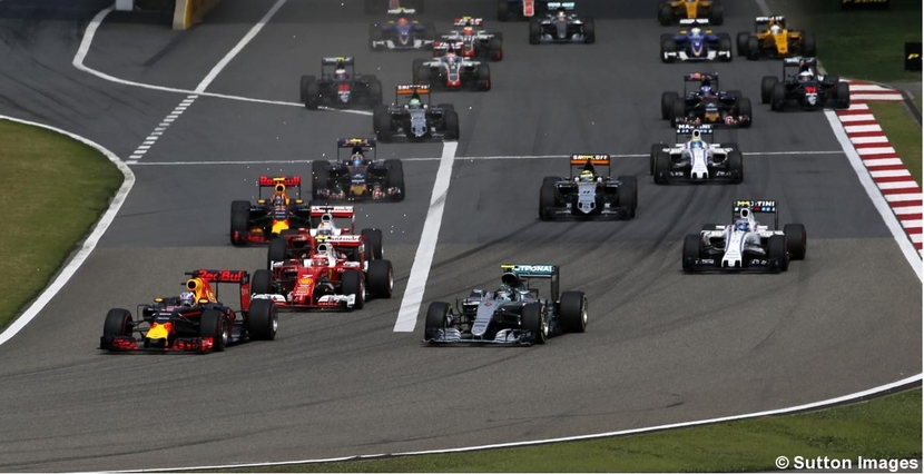 Ricciardo pulando na frente na largada. 