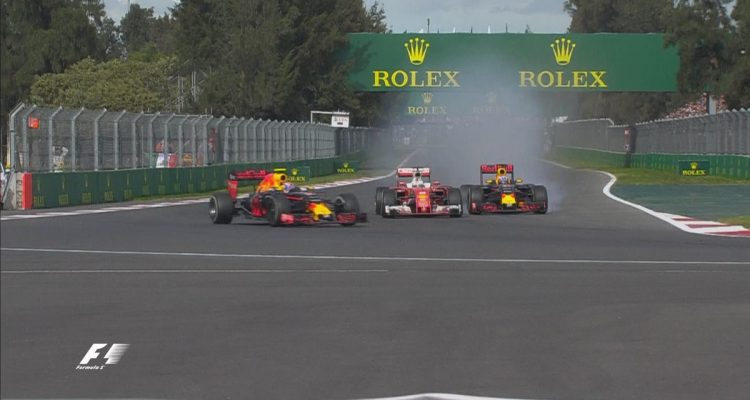 Verstappen segurando e Ricciardo tentando passar Vettel no final. Três pilotos, duas penalidades.