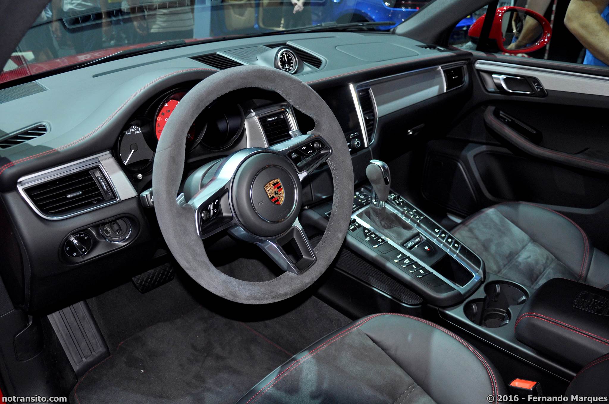 Porsche Macan GTS Carmine Red Salão do Automóvel 2016